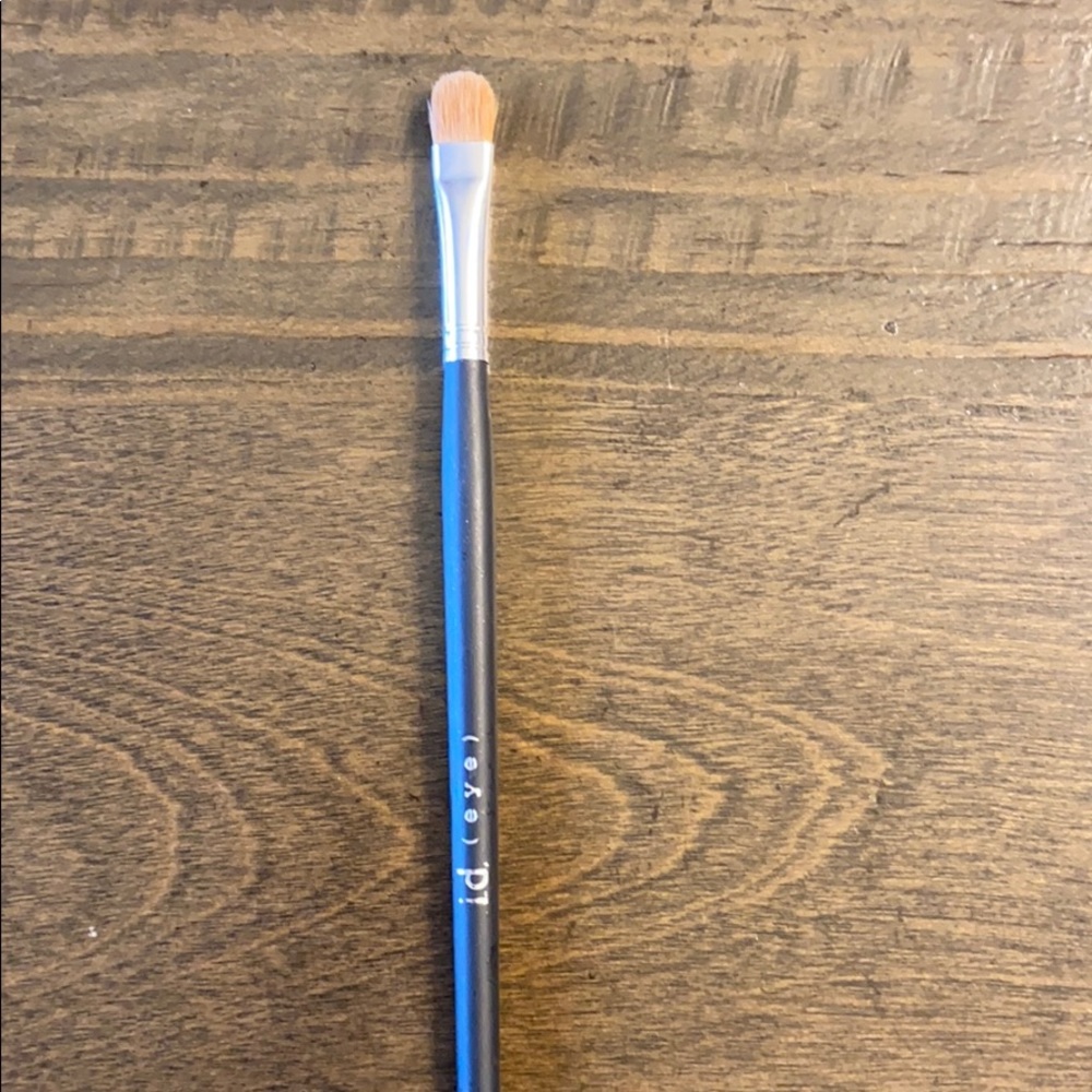Bare Minerals eye shadow brush